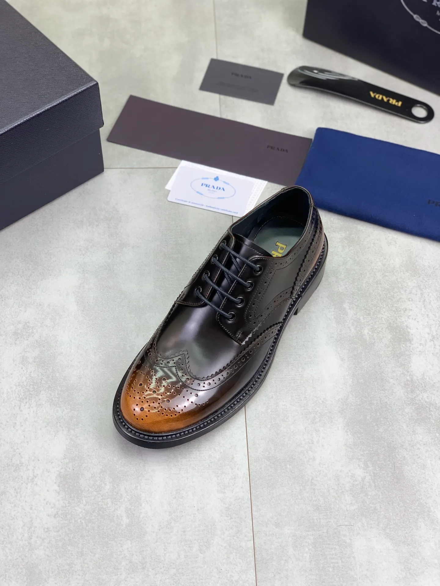 Factory price P980 💰 (genuine leather outsole series) original quality, top version 🔱 ＰＲＡＤＡPrada. Men's business casual leather shoes, top quality cow leather. 1:1 shipment⬆️Luxurious and noble👞All imported original color-changed cowhide, just to create a more comfortable wearing experience. Upper: Original comfortable selected high-end color-changed calfskin➕Top imported water-dyed full cow lining, original lightweight and comfortable high-grade genuine leather outsole✔️Code number: 39-44 (38 45 46 47 can be customized)